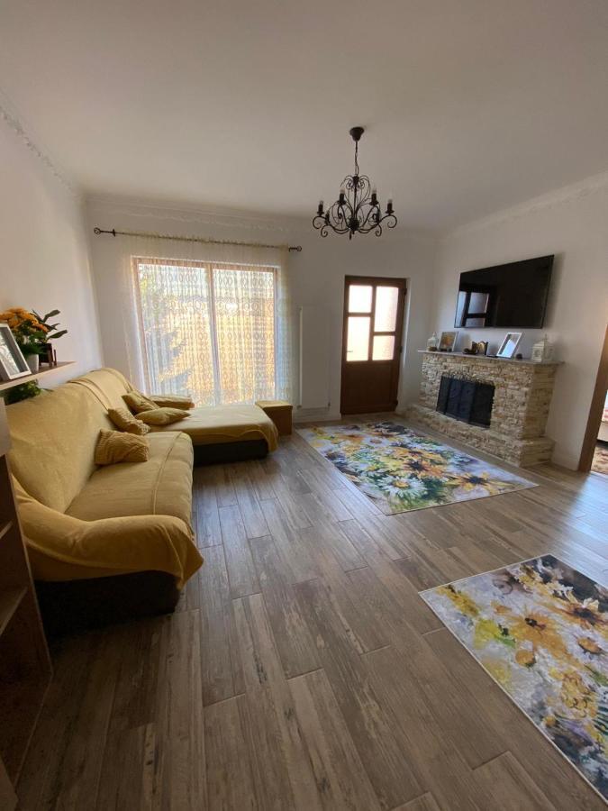 B House Buşteni Exteriör bild
