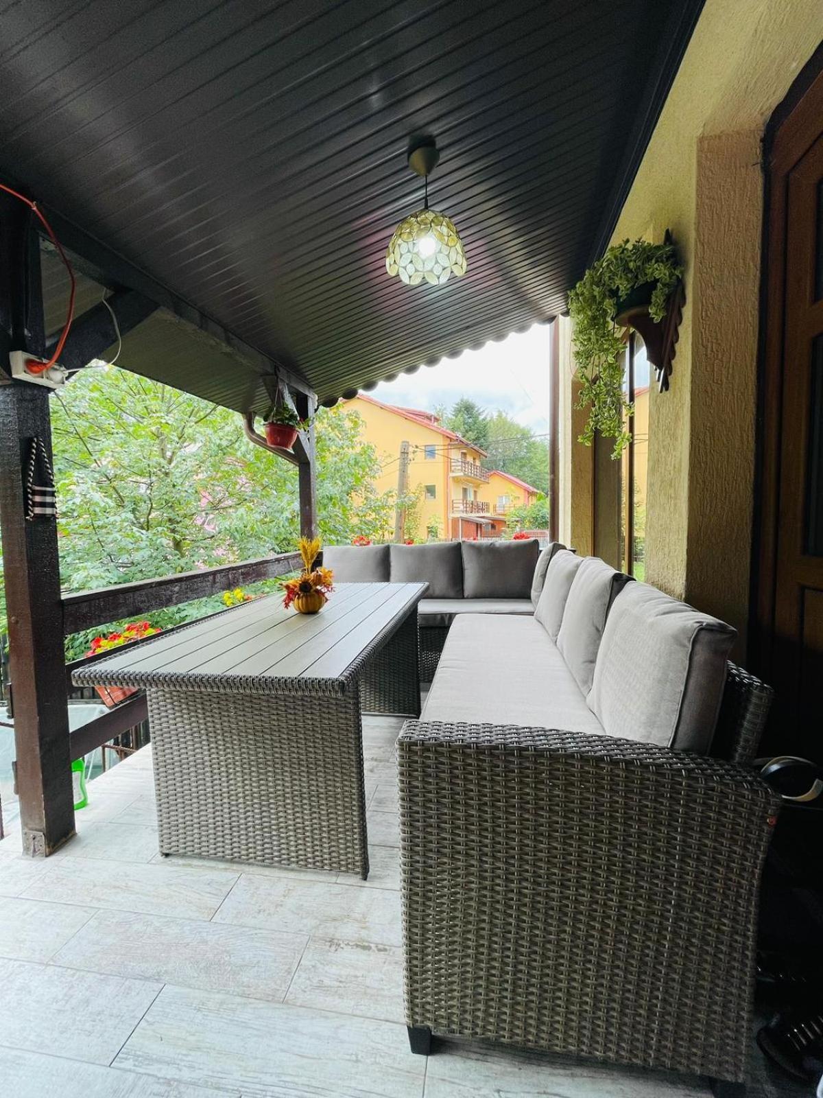B House Buşteni Exteriör bild